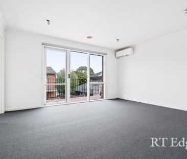 Stylish & Sunlit Townhouse in Prime Preston Location - Photo 2