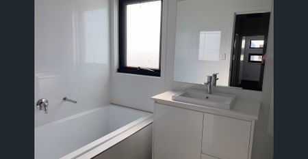 Modern 3 bedroom townhouse perfect summer location! - Photo 2