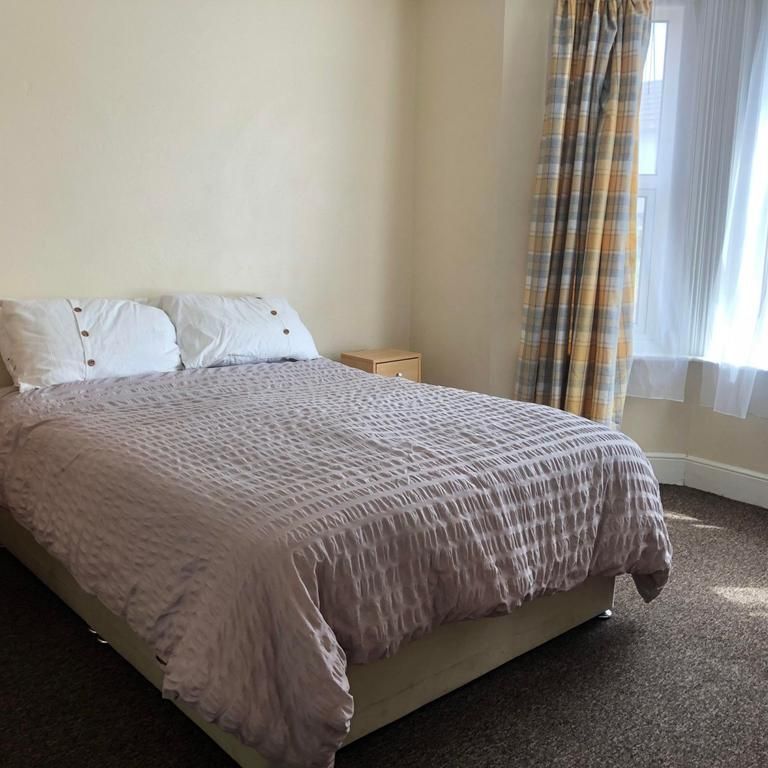 1 bedroom in a house share to rent - Photo 1