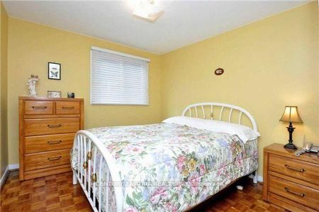 For Lease - 210 Centre Street, Richmond Hill, Ontario - Photo 4