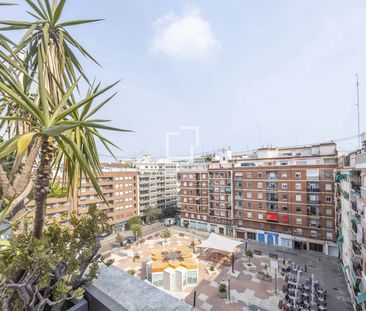 Pleasant 2-bedroom penthouse with terrace for rent in Pla del Real - Photo 6