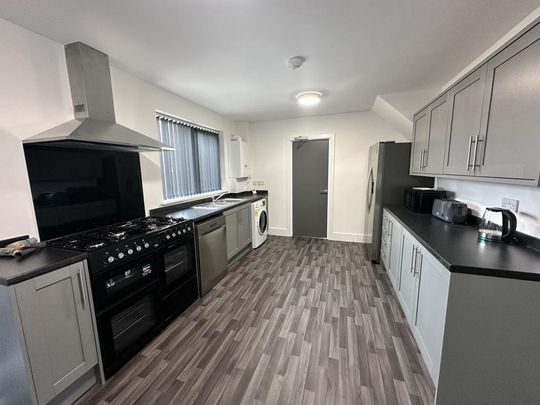 5 bedroom semi-detached house to rent - Photo 1
