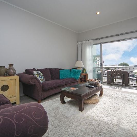 Entire 2 Bedroom Apartment – Central Onehunga - Photo 1