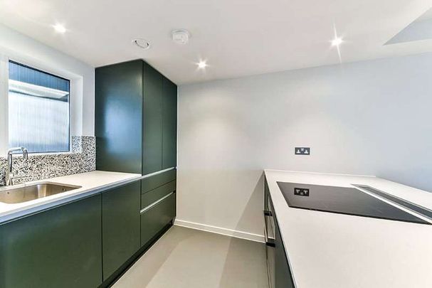 The rental price is based on a 12 month contract with one month free rent applied as credit in the 2nd month of your tenancy. The price without any offer is £2,100.00 PCM. - Photo 1