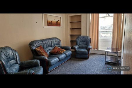 4 bedroom flat to rent - Photo 3