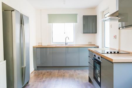 3 bedroom semi-detached house to rent - Photo 2