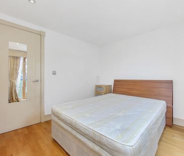 1 bedroom in a flat share to rent - Photo 2