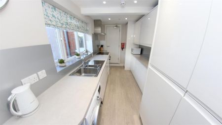 1 bedroom Flat To Let - Photo 4