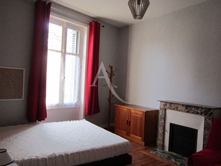 Location Appartement 2 pièces 42m² FONTENAY LE COMTE 85200 - Photo 3