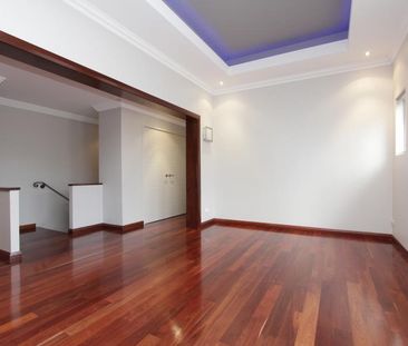 BEAUTIFULLY DESIGNED FAMILY HOME - Photo 2