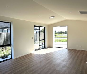 Modern Three Bedroom Home - Photo 2