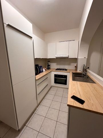 INSTAPKLAAR GELIJKVLOERS APPARTEMENT IN CENTRUM IEPER MET APARTE SLAAPKAMER - Foto 5