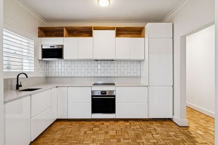 Renovated Apartment Only Footsteps to Bondi Beach! - Photo 3