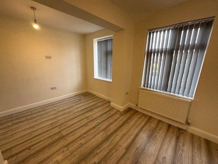 4 bedroom semi-detached house to rent - Photo 2