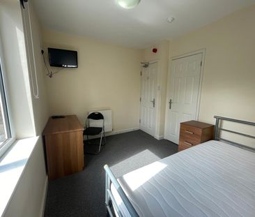 Room in a Shared House, Beeston Road, NG7 - Photo 3