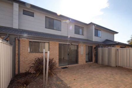 Neat Three Bedroom Townhouse - Photo 5