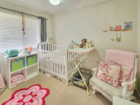 Comfortable Living, Prime Location! - Photo 5