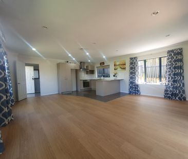 Modern Family Home - Photo 3