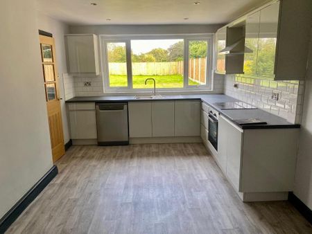 4 bedroom detached house to rent - Photo 5