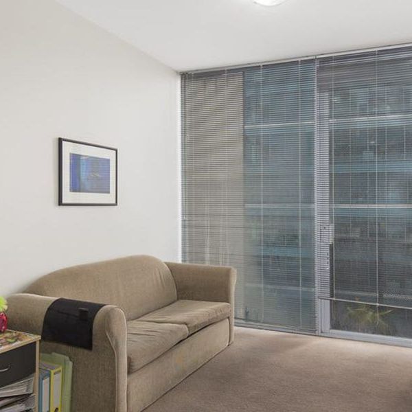 Modern City Living: Fully Furnished 2-Bedroom Apartment in Prime Melbourne Location - Photo 1