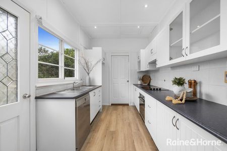Charming Cottage Style Home! - Photo 4