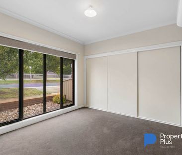 Modern Living in Kangaroo Flat! - Photo 2