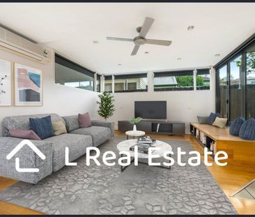 Stylish 2-Bedroom Townhouse in Prime St Kilda East Location – Welco... - Photo 3