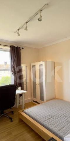 Recently refurbished with wooden floors throughout - Photo 1