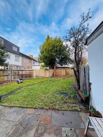 6 Bed Semi-Detached House, Sandringham Road, IG11 - Photo 3