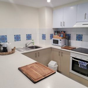 Surfers Paradise Large 1 Bedroom + study furnished unit - Photo 2