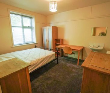 To Rent Sea Road, Boscombe, Bournemouth, BH5 £2,748 pcm Tenancy Info - Photo 3