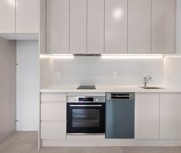 Stylish Brand-New 1 Bedroom Garden Flat with Leafy Outlook - Photo 3