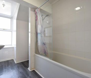 3 bedroom flat to rent - Photo 3