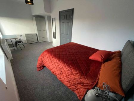 Stylish Ensuite Room| Bills Inc | Central Location Room 8 - Photo 5