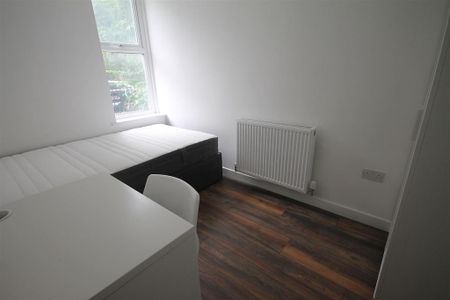 4 bedroom flat to rent - Photo 4