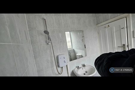 4 bedroom flat to rent - Photo 4