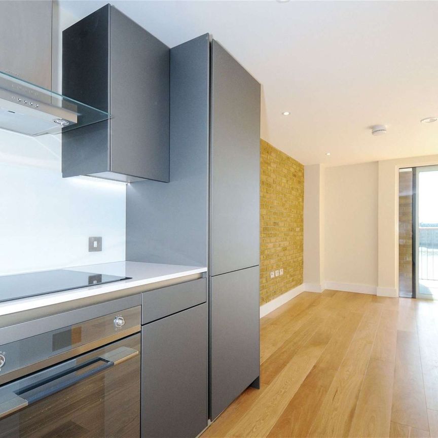 A well appointed 1 bedroom apartment situated on the third floor of this riverside development, located in the heart of Wapping, literally next door to Wapping Overground station. - Photo 1