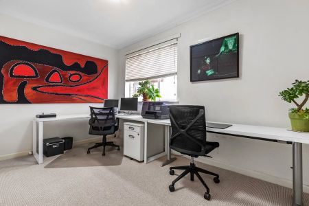 Superbly Spacious, Light Filled Modern Apartment - Photo 5