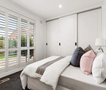 CHIC, STYLISH AND IN A PERFECT LOCATION! - Photo 6