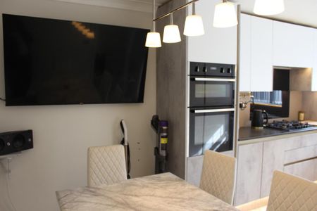 3 bedroom terraced house to rent - Photo 4