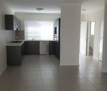 Well Maintained 3 Bedroom Townhouse with Ceiling Fans, Air-Conditio... - Photo 2
