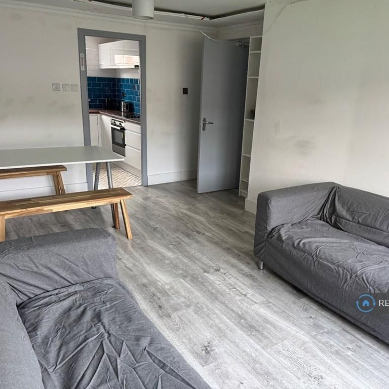 4 bedroom flat to rent - Photo 1