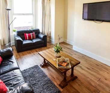 8 bedroom terraced house to rent - Photo 1