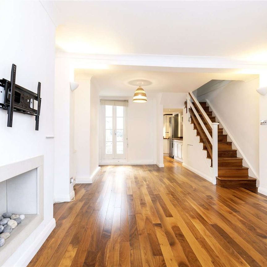 A well presented two bedroom house with a private garden in Highbury. - Photo 1