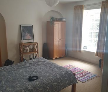 1 Bed Flat, Meridian Place, BS8 - Photo 2
