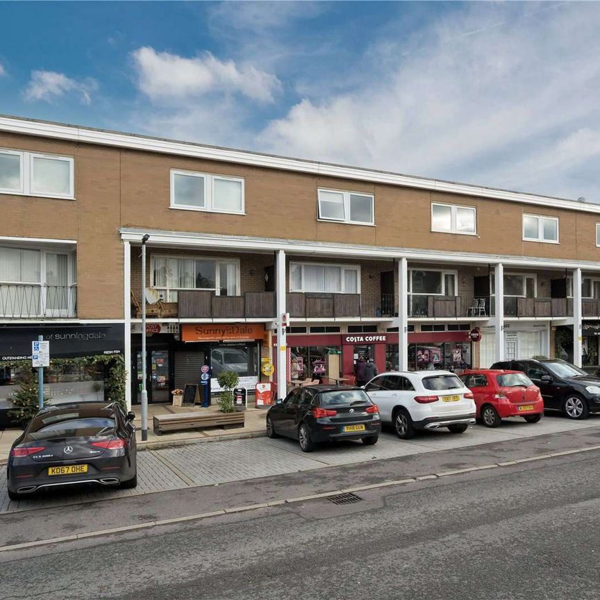 A split level maisonette situated above commercial premises convenient for Sunningdale shops and station. - Photo 1