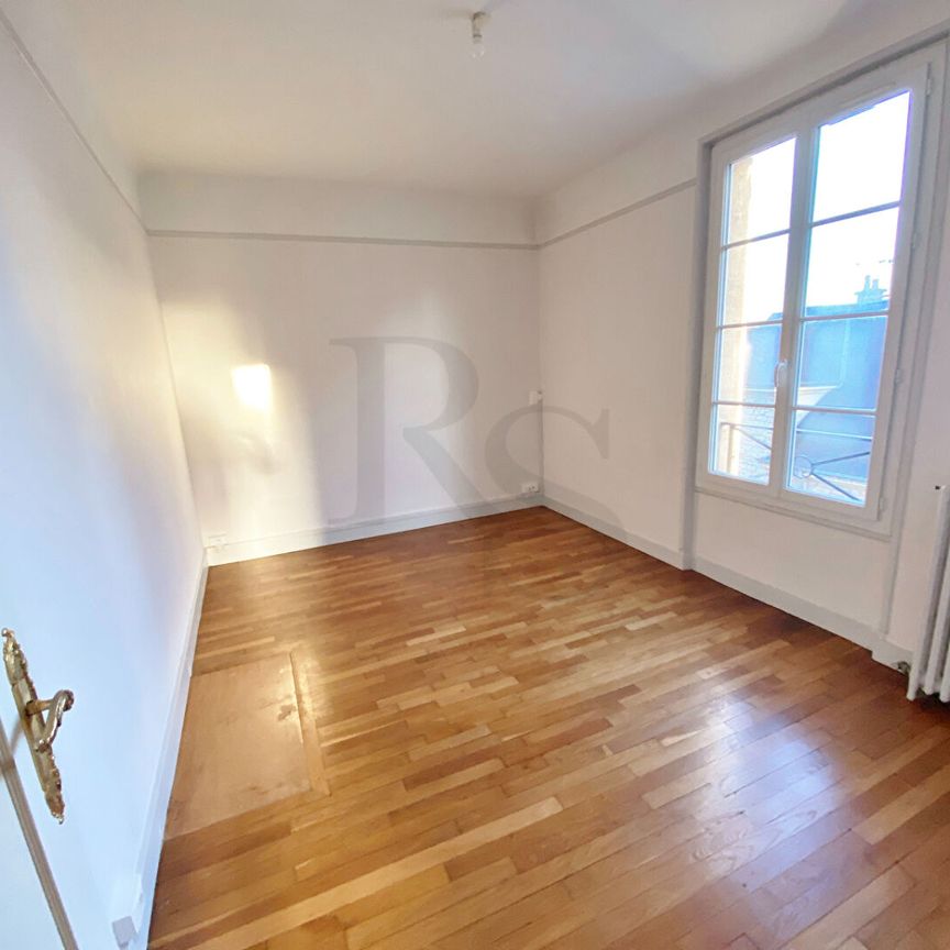 ARGENTAN - Dans trés bel immeuble de reconstruction F3 de 73 m², - Photo 1