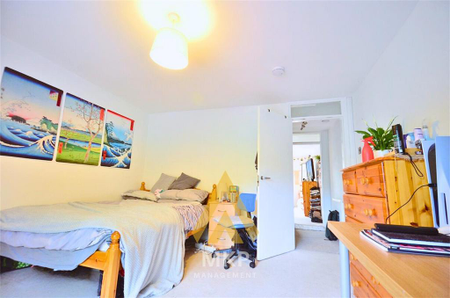4 bedroom semi-detached house to rent - Photo 3