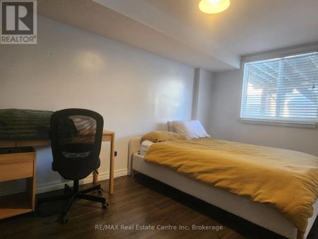 17 BOULDER CRESCENT - Photo 5