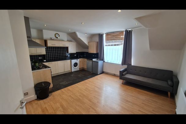 1 Bed Flat, Lower Addiscombe Road, CR0 - Photo 1